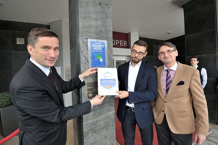 Martin Dulig (42), Hoteldirektor Eric Stahnke (34) und Dehoga-Präsident Axel Hüpkes (55, F.v.l).