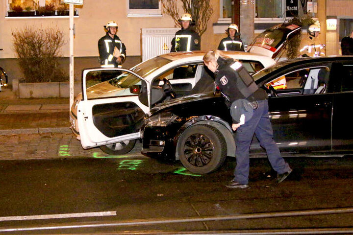 Die Insassen der Autos wurden leicht verletzt.