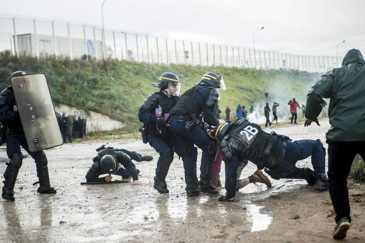 Die Polizisten wurden mit Steinen angegriffen, drei wurden verletzt.