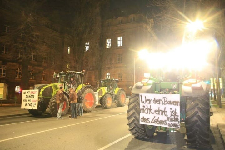 Die Bauern vor der Staatskanzlei.
