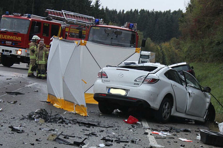 Die Feuerwehr geht an der Unfallstelle ihrer Arbeit nach.
