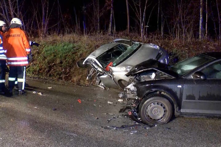 Die Feuerwehr war nötig, um die Insassen des Nissan-Kleinwagens (18, 19) zu befreien.