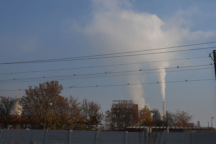 Aus dem Industriegebiet in Litvinov wabern Abgase über den Erzgebirgskamm.