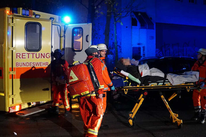 Acht Personen wurden durch den Brand im Mehrfamilienhaus verletzt. Sie wurden mit Rauchvergiftungen ins Krankenhaus gebracht.