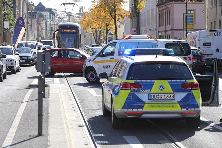 Die Straßenbahnlinie 3 war nach dem Unfall unterbrochen.