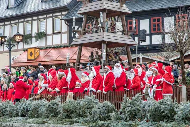Die Weihnachtsmänner versammelten sich auf dem Markt rund um die Pyramide.
