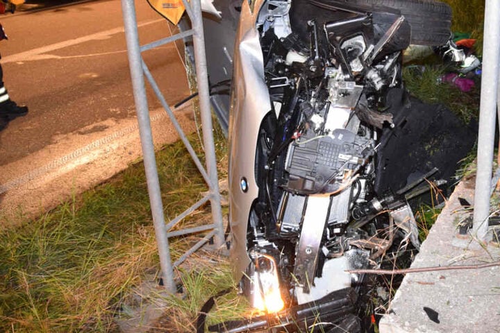 Der BMW verkeilte sich zwischen den Stahlträgern eines Verkehrsschildes und wurde stark beschädigt.