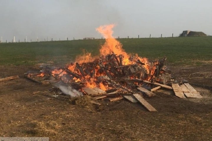 Der Übeltäter: Wegen Rauch von diesem angemeldeten Gartenfeuer wurde die Feuerwehr alarmiert.