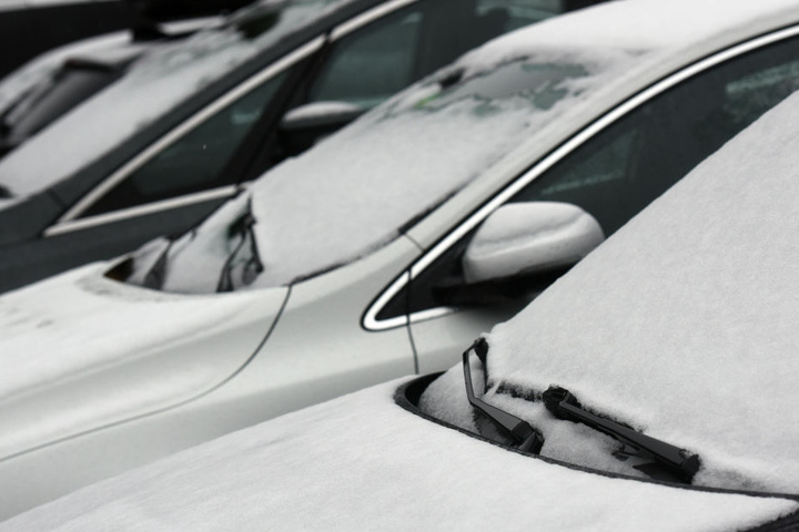 Die Autos hatten eine leichte Schneedecke.