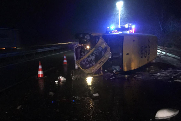 Die A14 ist Richtung Nossen gesperrt. Autofahrer werden gebeten, die Abfahrt Grimma zu nutzen und die Unfallstelle zu umfahren.