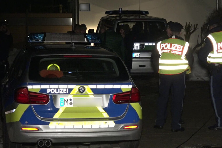 Die Beamten mussten von der Schusswaffe Gebrauch machen.