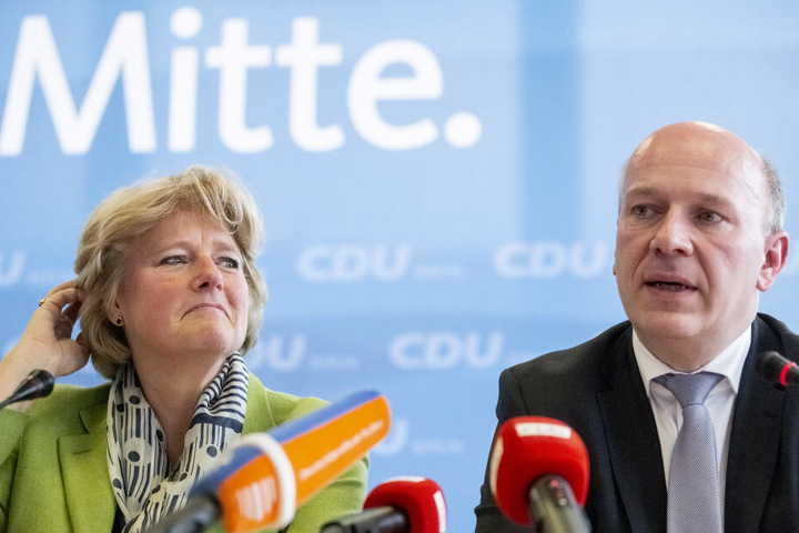 Monika Grütters (CDU), scheidende Landesvorsitzende der CDU Berlin, und Kai Wegner, Kandidat für den Parteivorsitz der Berliner CDU, nahmen an einer Presskonferenz zu Grütters Rückzug vom Landesvorsitz teil.