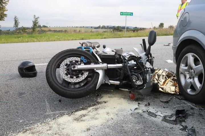 Die Polizei muss nun den genauen Unfallhergang ermitteln. Der Biker kam mit dem Rettungshubschrauber ins Uniklinikum.