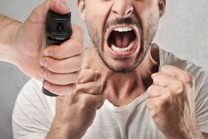 Pfefferspray hielt ihn nicht auf.