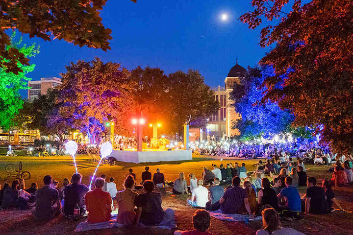 Vom 3. Juli bis zum 4. August kann man den "Parksommer" genießen. Besonders an lauen Sommerabende ist die Stimmung toll.