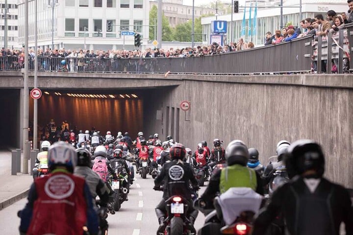 Unter dem Motto: "Gewalt fährt nicht mit" waren die Biker in Berlin zusammengekommen.