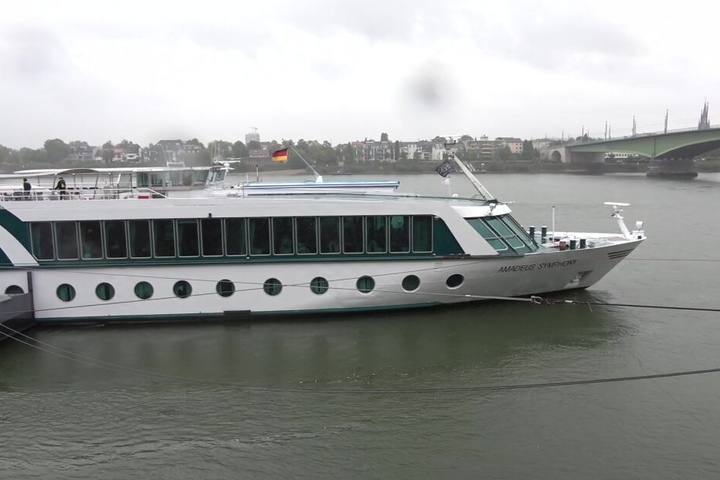 Die vermisste Frau (25) soll von diesem Schiff in den Rhein gestürzt sein.