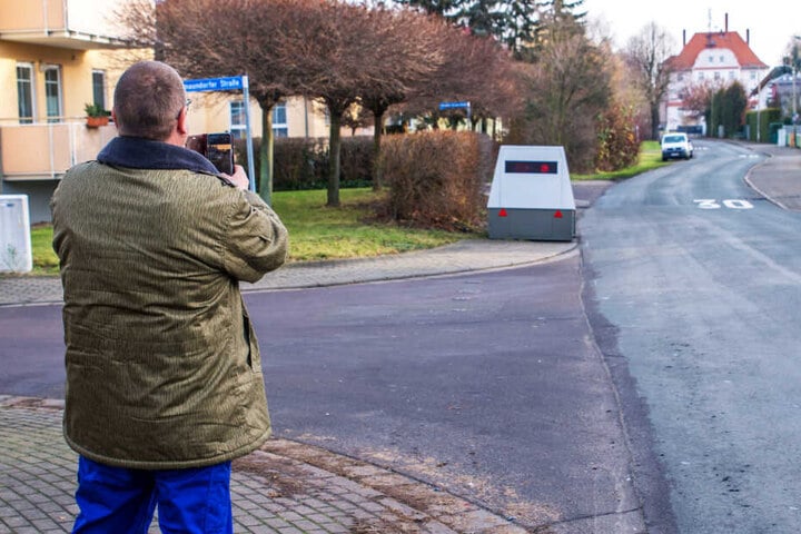 Ein Anwohner fotografiert einen der neuen Super-Blitzer.