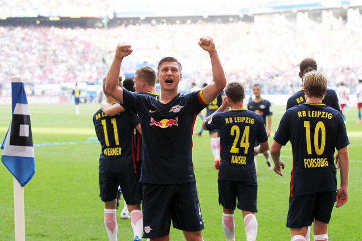 Willy Orban bejubelt seine Vorlage zum zwischenzeitlichen 2:0 beim Hamburger Sportverein. Die Partie endete 4:0 aus Sicht der Leipziger.