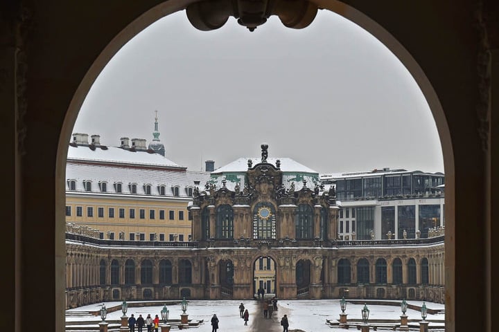 Blick aus dem neusanierten Wallpavillon in Richtung Glockenspiel.