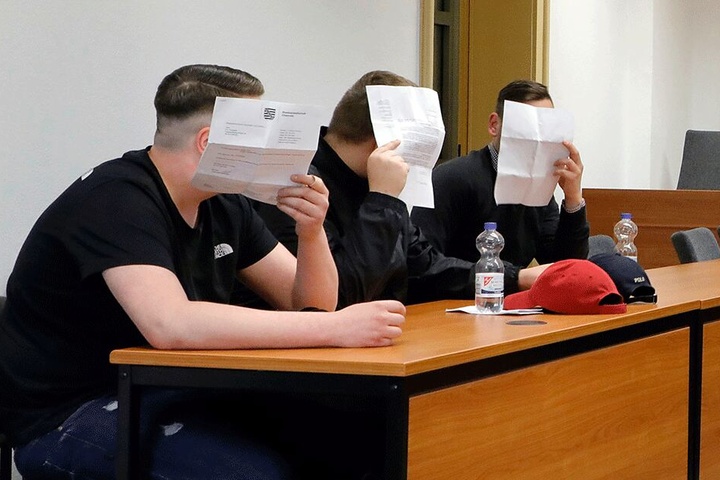 Im Berufungsprozess am Chemnitzer Landgericht mussten sich Eric T. (19, v.l.), Marcel G. (21) und Max P. (24) wegen Verwendens von Kennzeichen verfassungswidriger Organisationen verantworten.