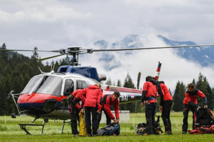 Abflug im Nebel: Mit diesem Rettungshubschrauber wurde der 71-jährige Sachse ins Innsbrucker Spital geflogen.