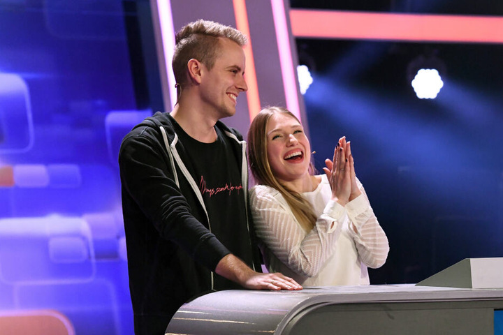 Julian und Bibi freuen sich über den Gewinn von 10.000 Euro.