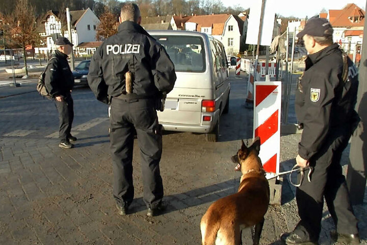 Die Bundespolizei mit Spürhunden auf Böllersuche.
