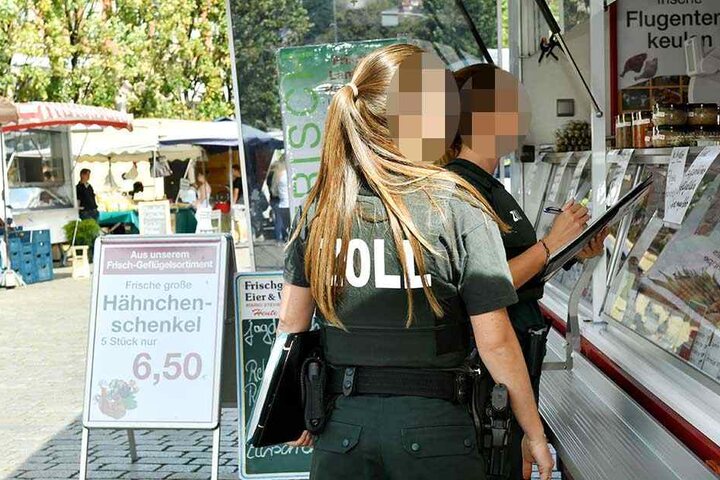 Am gestrigen Dienstag besuchten die Zöllner auch die Händler auf dem Wochenmarkt am Schillerplatz in Blasewitz.