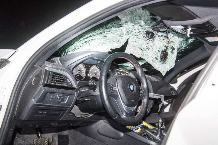 Nach der Kollision mit dem großen Stein ist die Windschutzscheibe des BMW komplett zersplittert.
