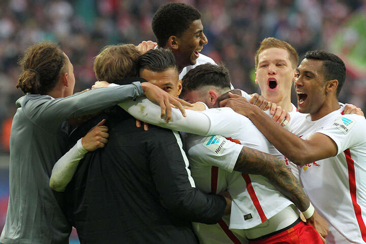Nach dem entscheidenden 3:1 wurde Davie Selke (3.v.l.) von Trainer Ralph Hasenhüttl und den RB-Spielern gefeiert.