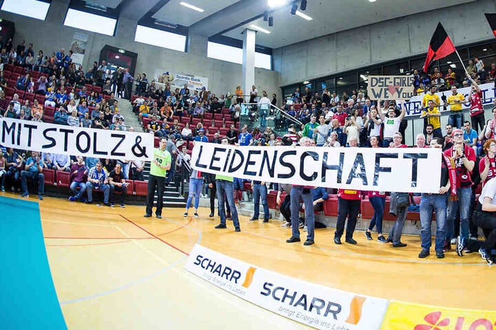 Mit Stolz & Leidenschaft schrien, trommelten und klatschten die DSC-Fans ihre Lieblinge beim ersten Halbfinale in Stuttgart zum Sieg.