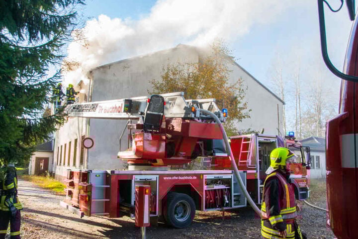 Das Feuer war in einem Zimmer ausgebrochen, griff dann auf den Dachstuhl über.