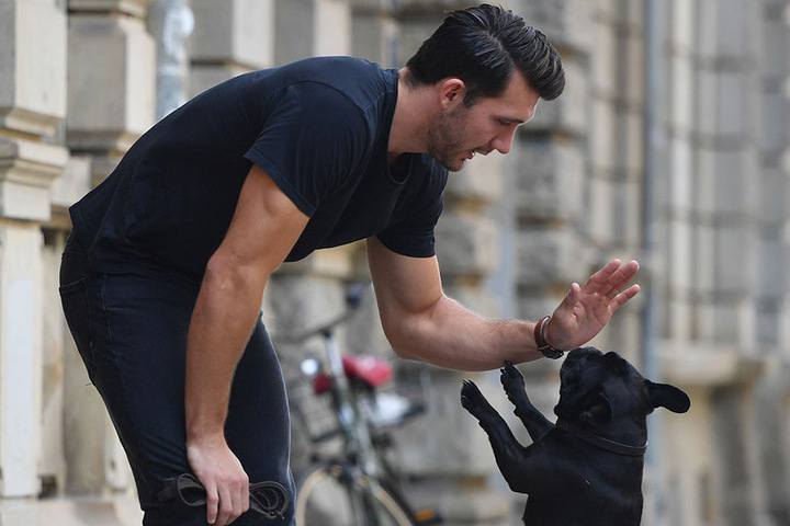 Gabriel De Santis hat seiner Bulldogge kleine Kunststücke beigebracht. Zeigt er ihr die Handfläche, geht sie auf die Hinterbeine.