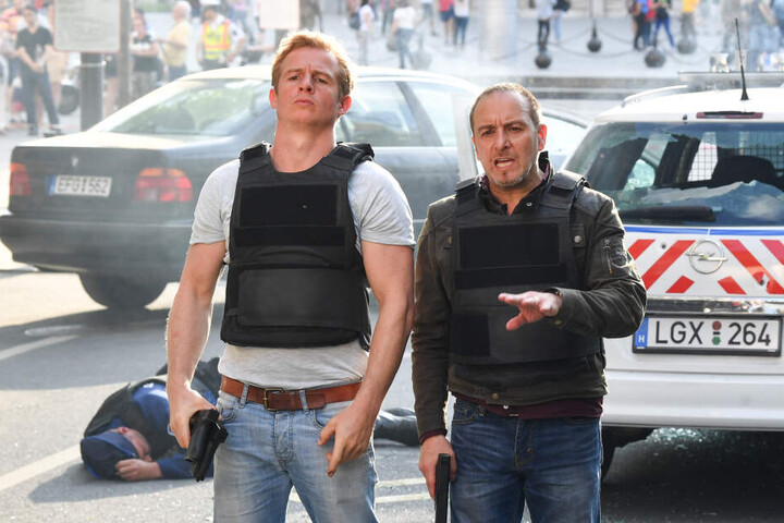 Daniel Roesner (l.) steigt bei Alarm für Cobra 11 aus.
