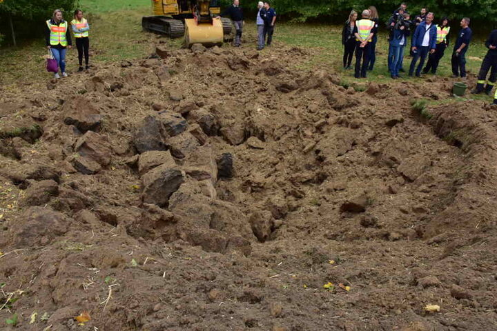 Nach der Sprengung blieb ein großer Krater zurück.