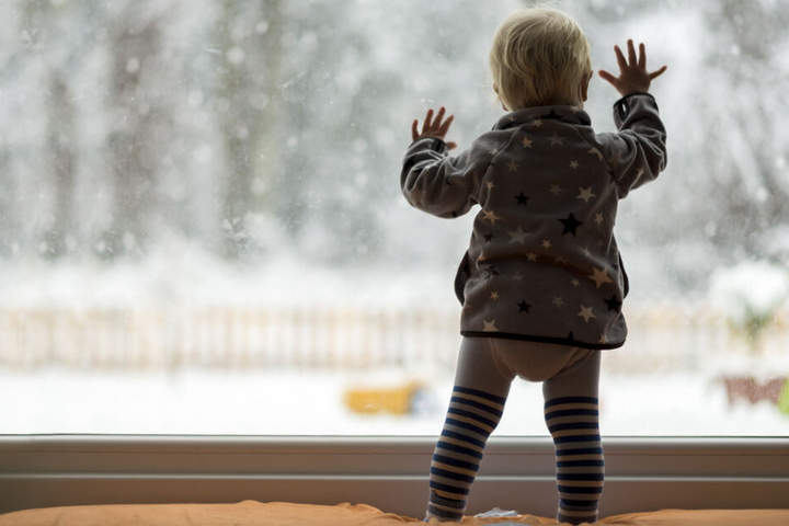 Die Zweijährige war aus einem Fenster im 4. Stock gestürzt. (Symbolbild)