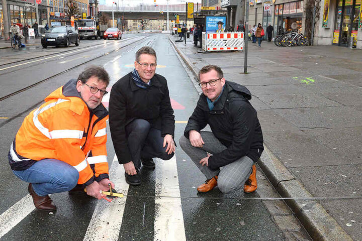 Die Bauherren zeigen, wie weit der Fußweg (inklusive Radweg) am künftigen Boulevard reichen wird: Amtsleiter Reinhard Koettnitz (63, v.l.), DVB-Vorstand Andreas Hemmersbach (50) und Baubürgermeister Raoul Schmidt-Lamontain (42, Grüne).