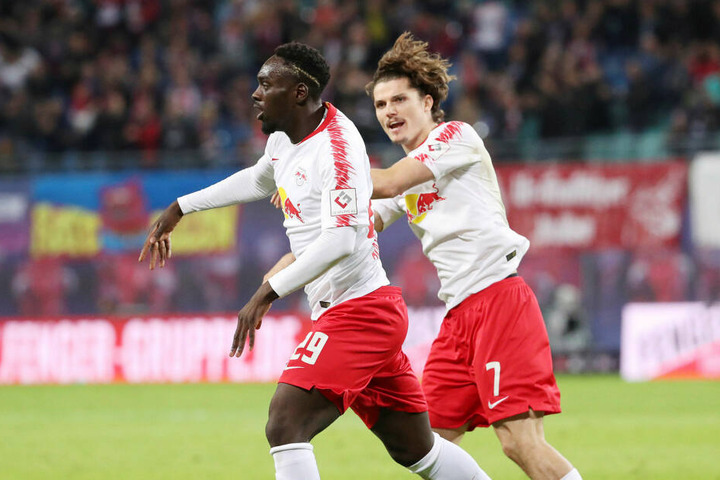 Neben Kapitän Willi Orban (nicht im Bild) traf beim 2:0-Erfolg in der Hinrunde auch Jean-Kévin Augustin (l., neben Marcel Sabitzer).