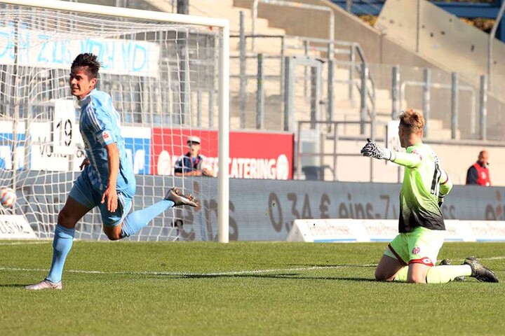 Dennis Mast dreht jubelnd nach dem 1:0 ab.