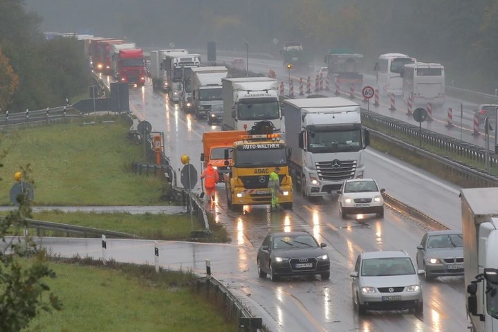 An der Anschlussstelle Pulsnitz war ein Lkw in die rechte Leitplanke gekracht.