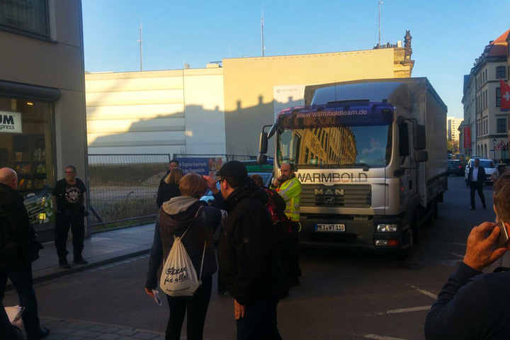 Mit einem Lkw fuhren die Toten Hosen auf dem Neumarkt vor.