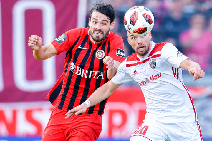 Eine Szene des Relegationshinspiels: Wiesbadens Sascha Mockenhaupt (l) und Ingolstadts Thomas Pledl kämpfen um den Ball.
