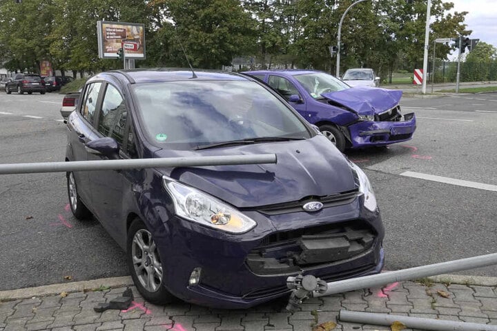 Der Ford wurde gegen ein Geländer geschoben.