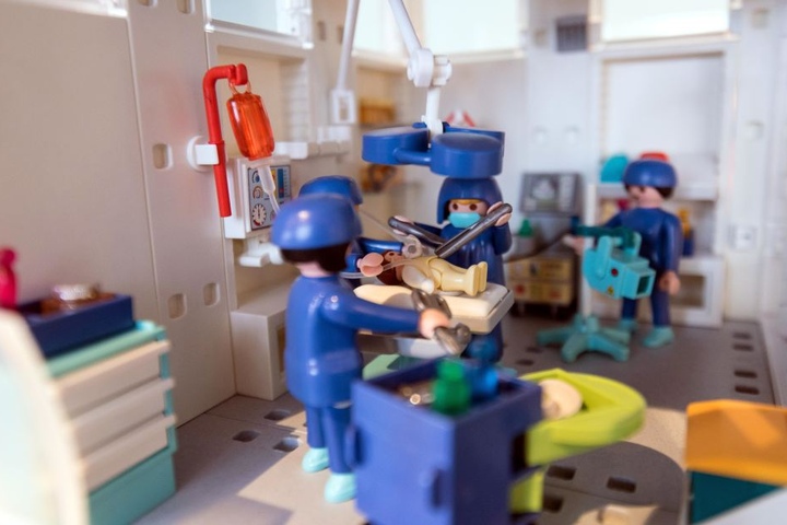 Liebe zum Detail: In einem der 50 Schaukästen kann man die Behandlungsräume eines Krankenhauses bestaunen.