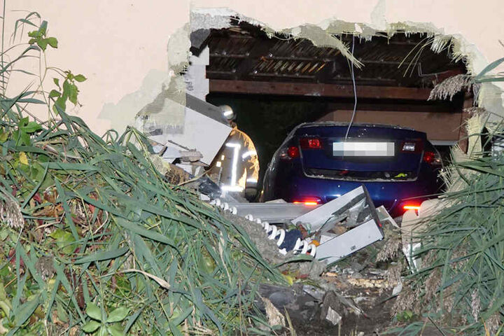 Der Bruchpilot nahm eine Hecke samt Hügel mit und fuhr schnurstracks durch die Laube.