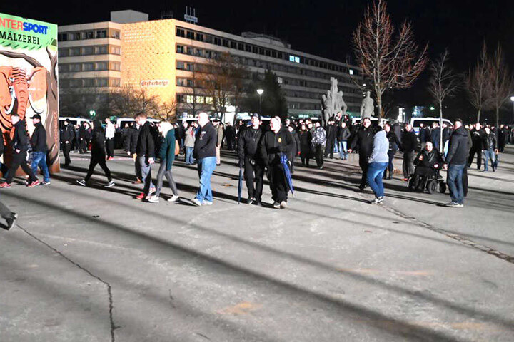 Der Zug der rechten Demonstranten hat sich noch nicht in Bewegung gesetzt.