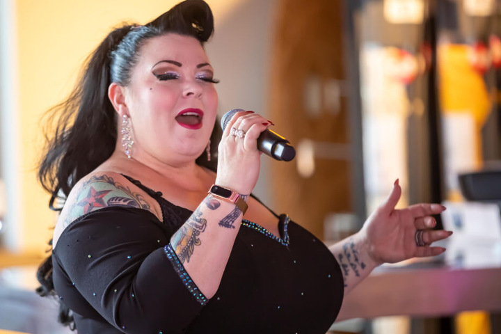 Sängerin Kiki de Ville beeindruckt mit gefühlvoller Stimme und souligen Songs.
