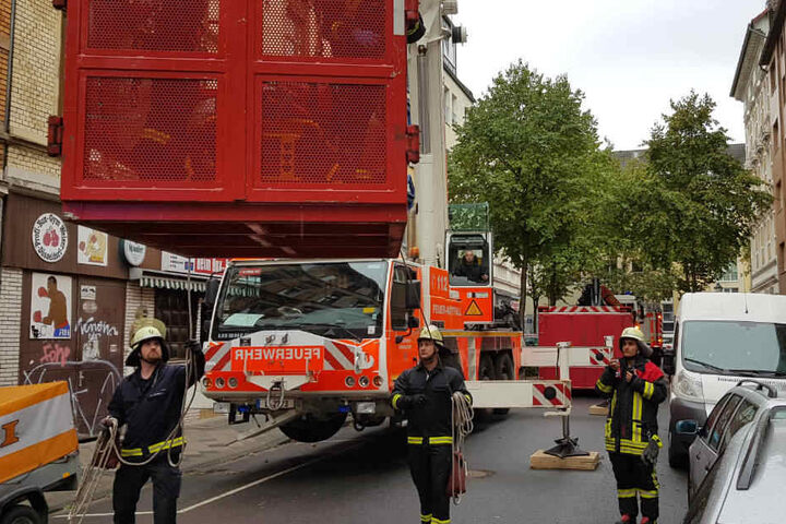 Anschließend erfolgte der Transport mit einem Schwerlast-Rettungswagen in ein nahe gelegenes Krankenhaus.