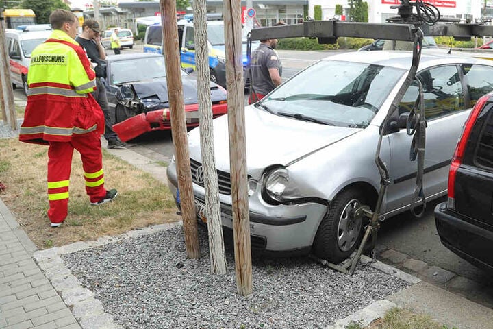 Der Toyota (links) knallte in den Polo, der dann wiederum in zwei vor ihm geparkte Wagen krachte.